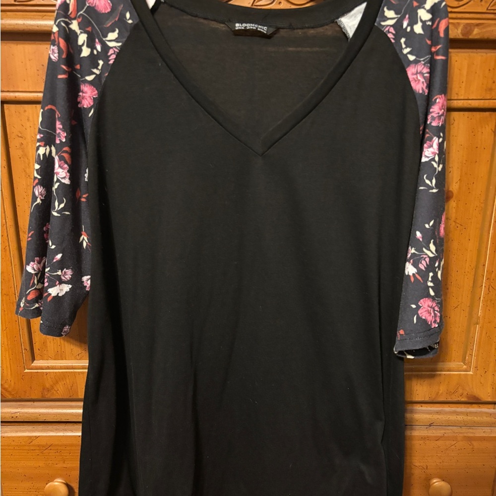 BloomChic Black V-Neck Floral Raglan Sleeve Top - Women's